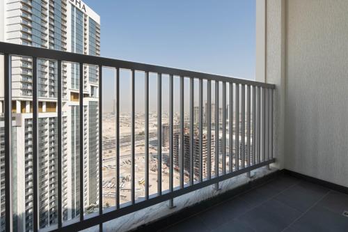 Premium 1BR Stay with Balcony & City View, Nad Al Sheba, Dubai (photo 5)