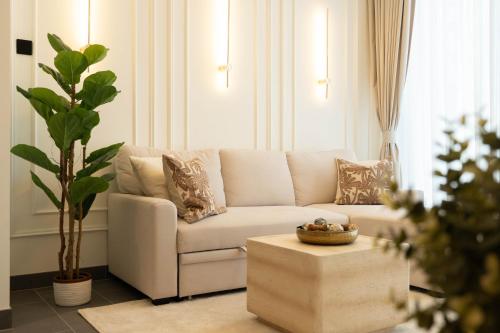 Premium 1BR Stay with Balcony & City View, Nad Al Sheba, Dubai (photo 8)