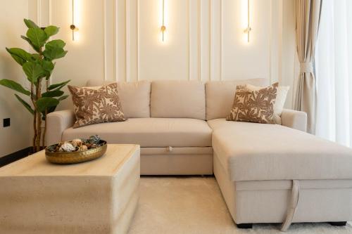 Premium 1BR Stay with Balcony & City View, Nad Al Sheba, Dubai (photo 7)