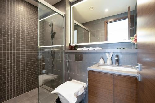 Premium 1BR Stay with Balcony & City View, Nad Al Sheba, Dubai (photo 4)