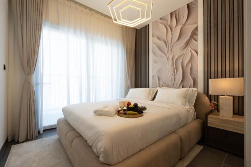 Premium 1BR Stay with Balcony & City View, Nad Al Sheba, Dubai (photo 3)
