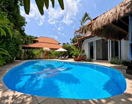 Gorgeous renovated villa heart of Canggu, big pool - Tap to explore photos