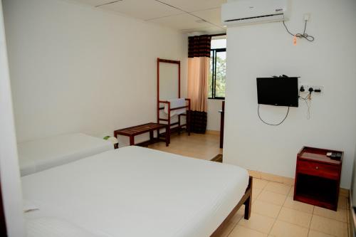 Lake Jay Hotel in Ampara