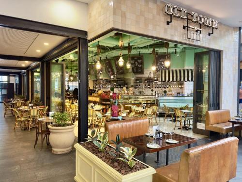 Restaurant, Menlyn Maine Luxury Rentals in Pretoria
