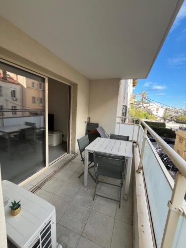 Magnifique et grand 2 pièces centre de cannes avec parking en sous sol