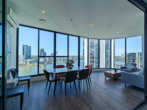 3BR Heart of Wentworth Point with Views - image 3