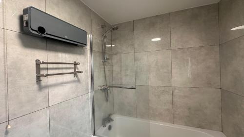 Apartment - Sleeps 6 - City Base - District Line - image 5