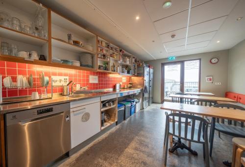 ห้องครัว, ลอฟต์ - ไฮโฮสเทล (Loft - HI Hostel) near สนามบินเรคยาวิก