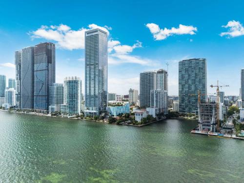Edgewater Pad- Balcony Parking and Prime Location