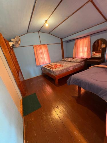 1 queen bed, 1 twin bed