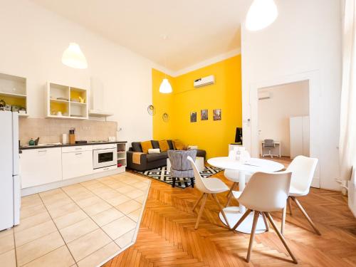 Peaceful Central 1BR with AC - Yellow House, Budapest