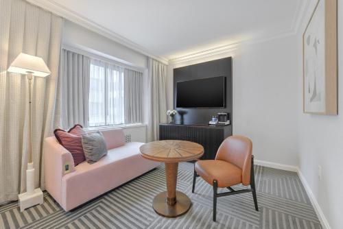 room detail thumbnail 2