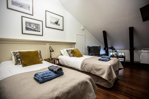 2 twin beds