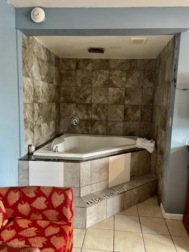 Skylark Motel - image 8