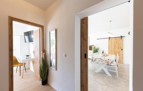 Hotelli välisilme, Stunning Home In Sinj in Brnaze