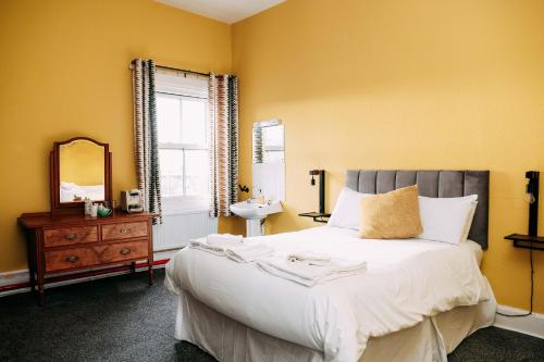 Double room, shared bathroom