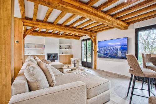 Luxurious 7-Bedroom Villa 10 Minutes from Deauville gîte à louer Forêt de Saint-Gâtien