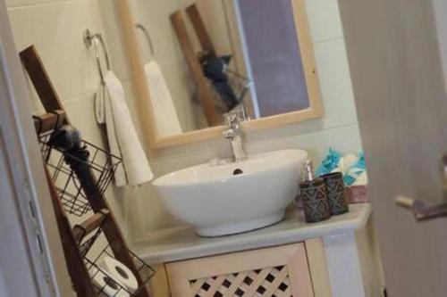 1 Bed - Sleeps 2 - Balcony - Sea View - Parking, Калимнос (фото 5)
