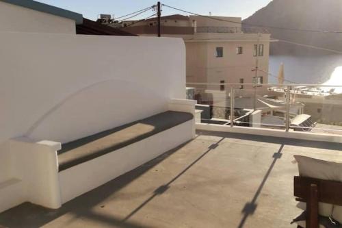 1 Bed - Sleeps 2 - Balcony - Sea View - Parking, Калимнос (фото 7)