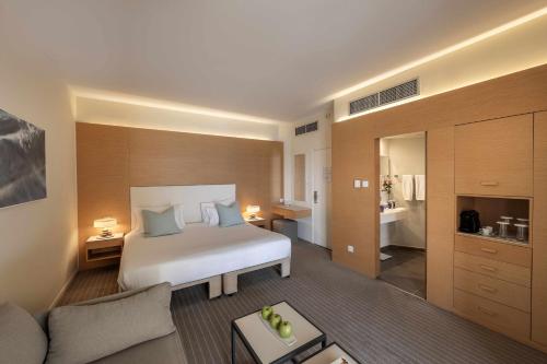 2 twin beds, 1 sofa bed