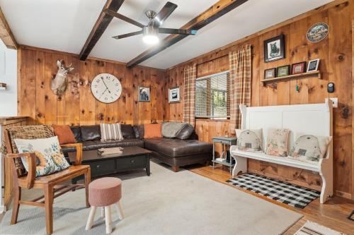 Rustic Cabin Getaway Close to Everything Fun! in 科寧