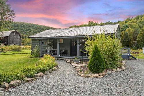 Rustic Cabin Getaway Close to Everything Fun! in 科寧