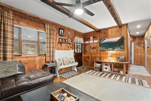 Rustic Cabin Getaway Close to Everything Fun! in 科寧