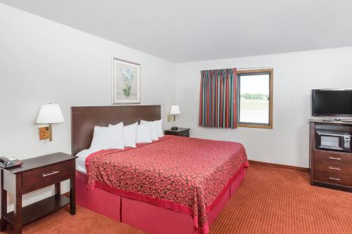 Days Inn & Suites by Wyndham Des Moines Airport