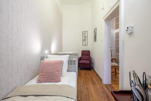 Central - Large - Cozy - image 9