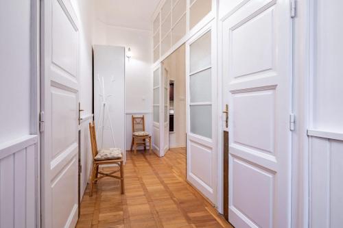 Central - Large - Cozy - image 7