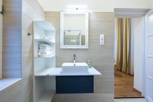 Central - Comfortable - Easy Sleep - image 6