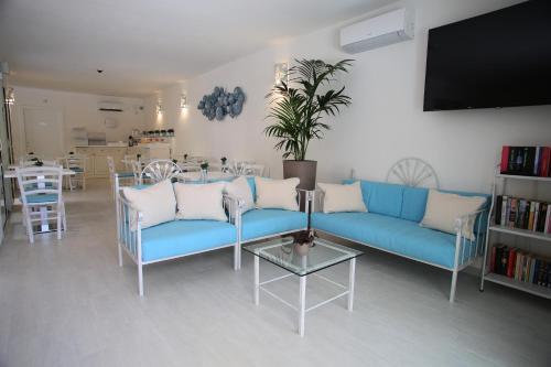 gedeelde lounge/tv-ruimte, Hotel Regina Simius in Villasimius