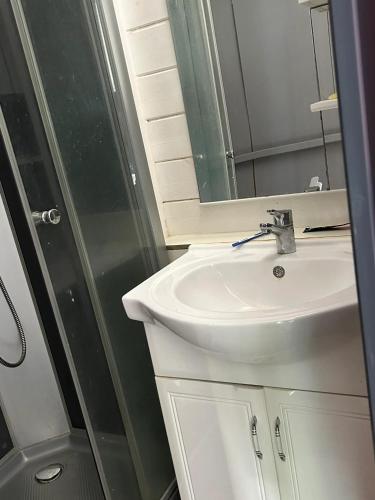 Appartement confortable à Baie-Mahault, 35 m² avec terrasse (Appartement confortable a Baie-Mahault, 35 m² avec terrasse) in Μπαϊ-Μαχαουλτ