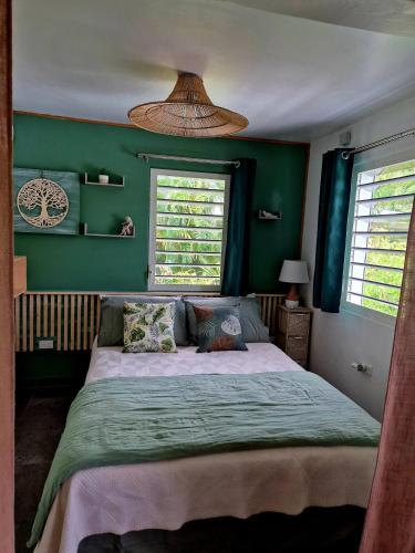 Cozy House with Terrace in Upper Prince's Quarter in オイスター ポンド