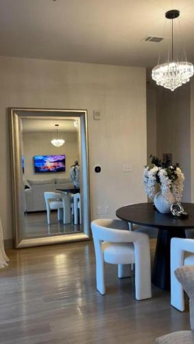 Midtown Atlanta Luxury King Suite in Blandtown