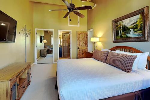 Timberline Condominiums 2 Bedroom plus Loft 3 Bath Deluxe Unit D3D detail