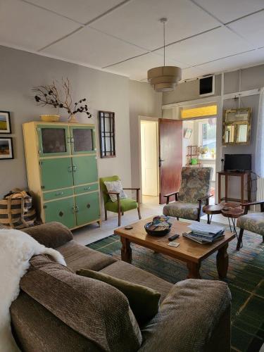 Iekārtas, Cheerful and spacious 4-bedroom Cottage in Camus