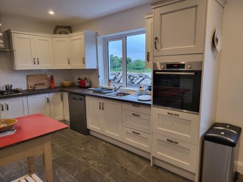virtuve, Cheerful and spacious 4-bedroom Cottage in Camus