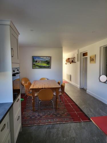 Iekārtas, Cheerful and spacious 4-bedroom Cottage in Camus