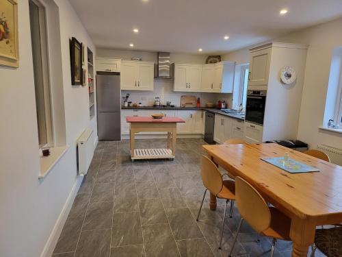 virtuve, Cheerful and spacious 4-bedroom Cottage in Camus