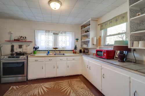 Newland Mountain Cottage with Fire Pit 8 Mi to Ski! in Montezuma, USA