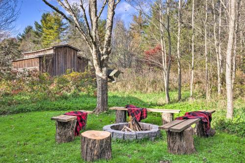 Newland Mountain Cottage with Fire Pit 8 Mi to Ski! in Montezuma, USA