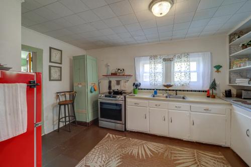 Newland Mountain Cottage with Fire Pit 8 Mi to Ski! in Montezuma, USA
