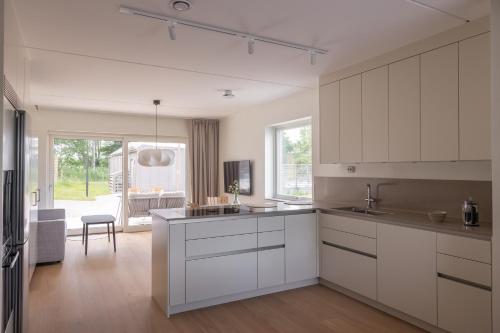 Køkken, Luxury Living at Ekerum Öland Heated Pool, Golf & Sea! (Luxury Living at Ekerum Oland Heated Pool, Golf & Sea!) in Ralla