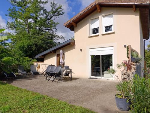 . La Maison au bord de l'Ain