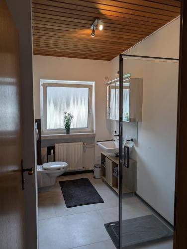 Bathroom, Ferienwohnung Hennessy in Berg