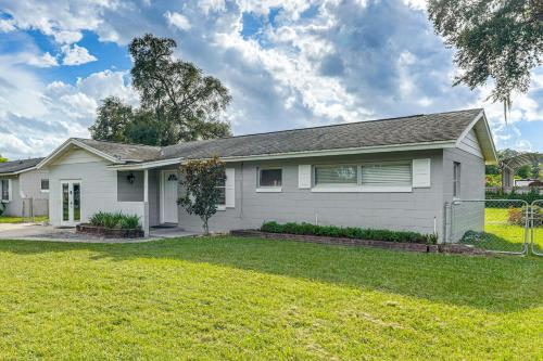 Gateway to Orlando Theme Parks! Home with Large Yard in Kelet-Orlando