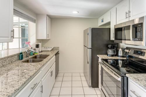 Gateway to Orlando Theme Parks! Home with Large Yard in Kelet-Orlando