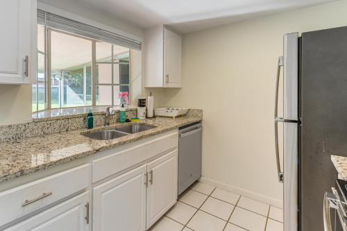 Gateway to Orlando Theme Parks! Home with Large Yard in Kelet-Orlando