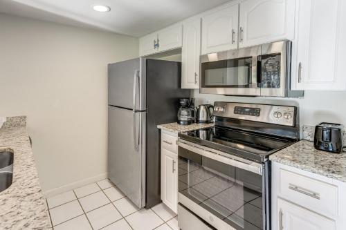 Gateway to Orlando Theme Parks! Home with Large Yard in Kelet-Orlando